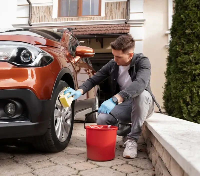 Lavage auto à domicile Mézidon Vallée d'Auge : professionnel intervenant sur un véhicule